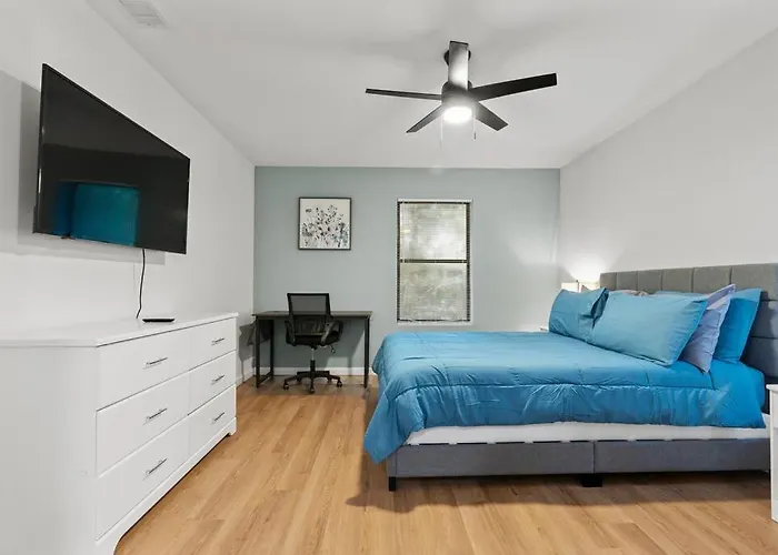 Gainesville-Newly Remodeled Home