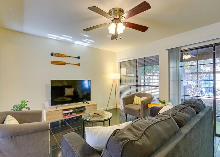3 Mi To Uf: Townhome W/ Patio In Gainesville!