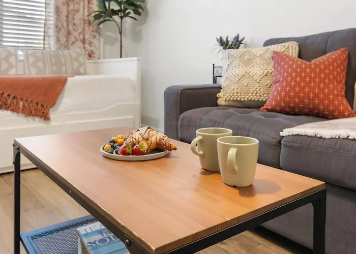 Convenient & Inviting - Fully-Equipped 2Bd Condo