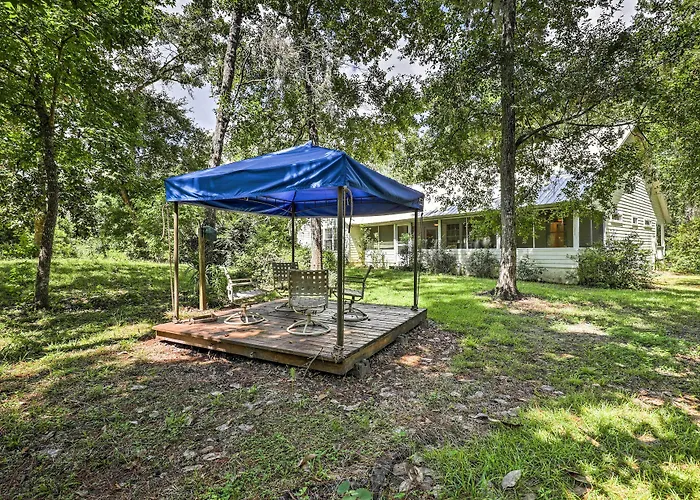 Charming Waldo Getaway Near Lake Santa Fe!