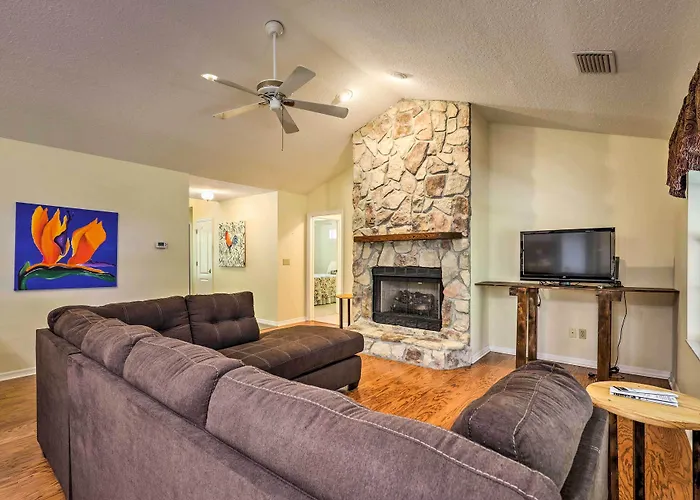 Charming Waldo Getaway Near Lake Santa Fe!